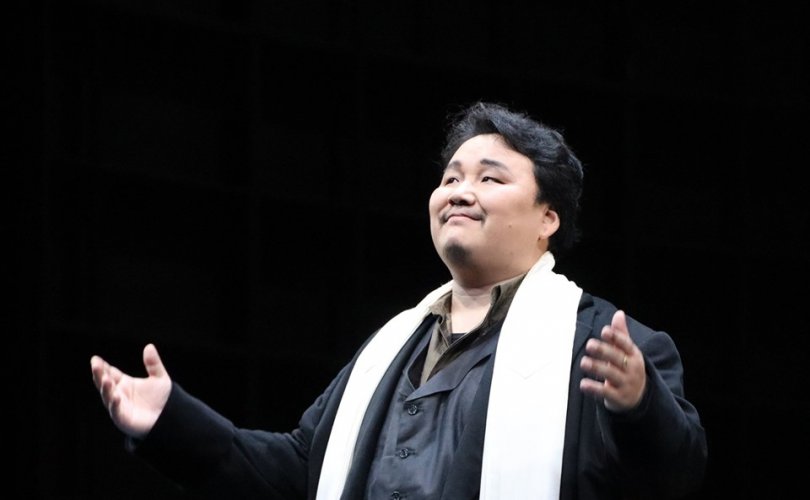 Алдарт баритон Э.Амартүвшин эх орондоо иржээ